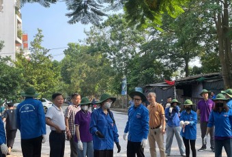 Sinh viên trường Đại học Công nghệ và Quản lý Hữu Nghị hỗ trợ khắc phục hậu quả mưa lũ